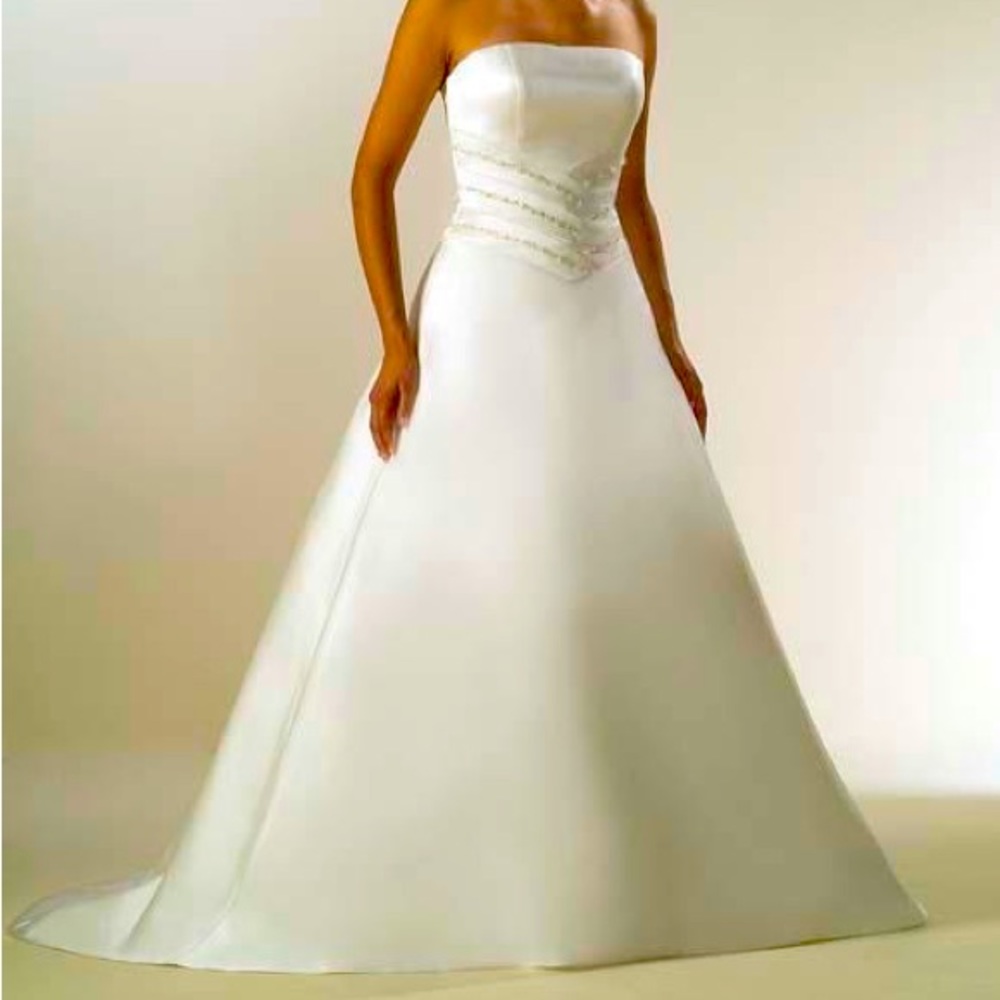 Women’s wedding dress, new, size 10 ivory color
